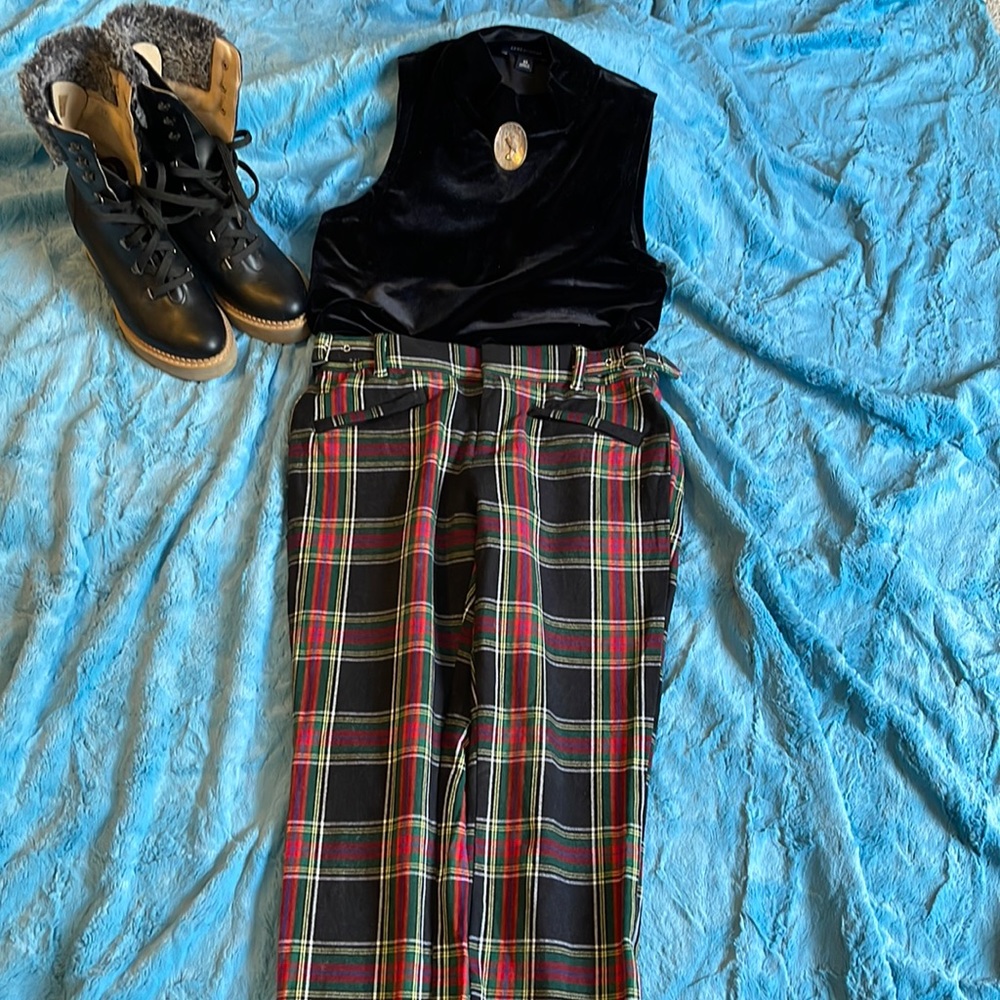 Plaid waist-buckled Gap pants… if the 90’s were an outfit